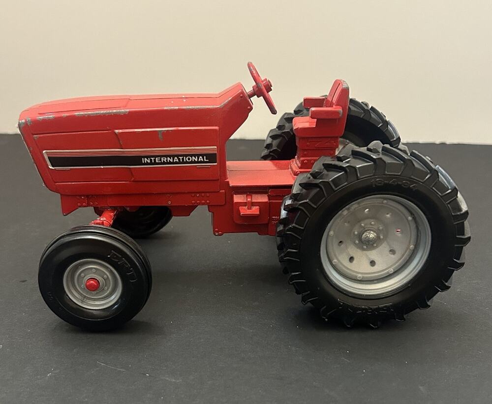 Vintage Red Farm Tractor ERTL International STK 415 Pressed Steel READ